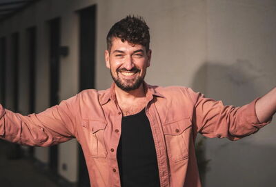 Lächelnder Avanti-Mitarbeiter mit offenen Armen
