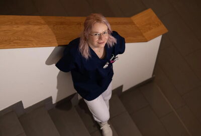 Medizinische Fachkraft steht an Treppe