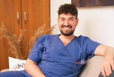 Lächelnder Krankenpfleger auf Sofa